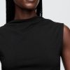 Modernes, gerüschtes, kurzes Tanktop mit Trichterhals Modernes, gerüschtes, kurzes Tanktop mit Trichterhals