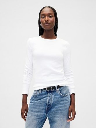 Modernes, geschrumpftes T-Shirt