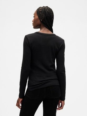 Modernes, geschrumpftes T-Shirt
