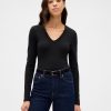 Modernes, geschrumpftes T-Shirt mit V-Ausschnitt Modernes, geschrumpftes T-Shirt mit V-Ausschnitt