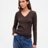 Modernes, geschrumpftes T-Shirt mit V-Ausschnitt Modernes, geschrumpftes T-Shirt mit V-Ausschnitt