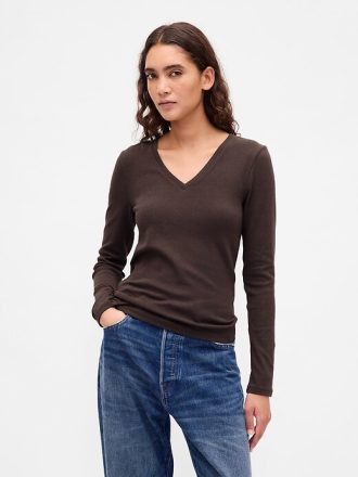 Modernes, geschrumpftes T-Shirt mit V-Ausschnitt