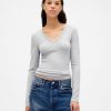 Modernes, geschrumpftes T-Shirt mit V-Ausschnitt Modernes, geschrumpftes T-Shirt mit V-Ausschnitt