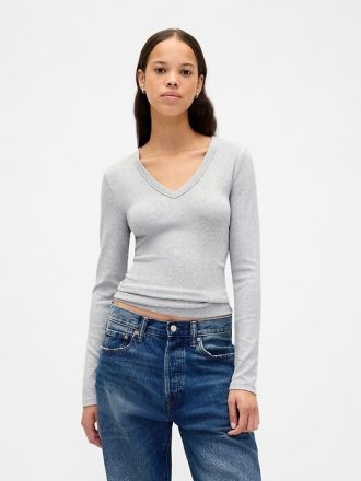 Modernes, geschrumpftes T-Shirt mit V-Ausschnitt