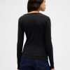 Modernes, geschrumpftes T-Shirt mit V-Ausschnitt Modernes, geschrumpftes T-Shirt mit V-Ausschnitt