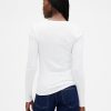 Modernes, geschrumpftes T-Shirt mit V-Ausschnitt Modernes, geschrumpftes T-Shirt mit V-Ausschnitt