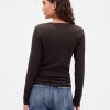 Modernes, geschrumpftes T-Shirt mit V-Ausschnitt Modernes, geschrumpftes T-Shirt mit V-Ausschnitt