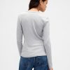 Modernes, geschrumpftes T-Shirt mit V-Ausschnitt Modernes, geschrumpftes T-Shirt mit V-Ausschnitt