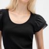 Modernes, kurzes T-Shirt mit Rüschen und Puffärmeln Modernes, kurzes T-Shirt mit Rüschen und Puffärmeln