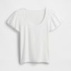 Modernes, kurzes T-Shirt mit Rüschen und Puffärmeln Modernes, kurzes T-Shirt mit Rüschen und Puffärmeln
