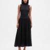 Modernes Maxikleid mit Stehkragen und verschiedenen Materialien Modernes Maxikleid mit Stehkragen und verschiedenen Materialien