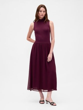 Modernes Maxikleid mit Stehkragen und verschiedenen Materialien