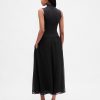 Modernes Maxikleid mit Stehkragen und verschiedenen Materialien Modernes Maxikleid mit Stehkragen und verschiedenen Materialien
