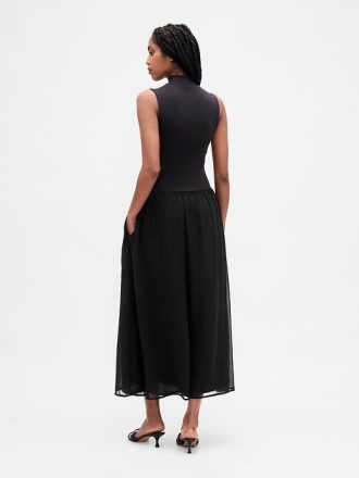 Modernes Maxikleid mit Stehkragen und verschiedenen Materialien