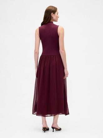 Modernes Maxikleid mit Stehkragen und verschiedenen Materialien