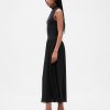 Modernes Maxikleid mit Stehkragen und verschiedenen Materialien Modernes Maxikleid mit Stehkragen und verschiedenen Materialien