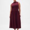 Modernes Maxikleid mit Stehkragen und verschiedenen Materialien Modernes Maxikleid mit Stehkragen und verschiedenen Materialien