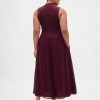 Modernes Maxikleid mit Stehkragen und verschiedenen Materialien Modernes Maxikleid mit Stehkragen und verschiedenen Materialien