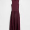 Modernes Maxikleid mit Stehkragen und verschiedenen Materialien Modernes Maxikleid mit Stehkragen und verschiedenen Materialien
