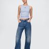 Modernes Neckholder-Top mit geripptem Logo