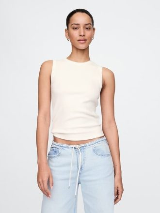 Modernes Rippentop mit hohem Kragen