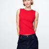 Modernes Rippentop mit hohem Kragen