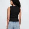 Modernes Rippentop mit hohem Kragen