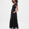 Modernes Rüschen-Maxikleid aus gemischten Materialien Modernes Rüschen-Maxikleid aus gemischten Materialien