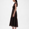 Modernes Rüschen-Maxikleid aus gemischten Materialien Modernes Rüschen-Maxikleid aus gemischten Materialien