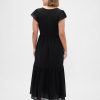 Modernes Rüschen-Maxikleid aus gemischten Materialien Modernes Rüschen-Maxikleid aus gemischten Materialien