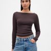 Modernes T-Shirt mit U-Boot-Ausschnitt