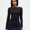 Modernes T-Shirt mit U-Boot-Ausschnitt Modernes T-Shirt mit U-Boot-Ausschnitt