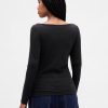 Modernes T-Shirt mit U-Boot-Ausschnitt Modernes T-Shirt mit U-Boot-Ausschnitt