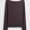 Modernes T-Shirt mit U-Boot-Ausschnitt