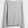 Modernes T-Shirt mit U-Boot-Ausschnitt