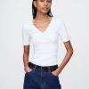 Modernes T-Shirt mit V-Ausschnitt