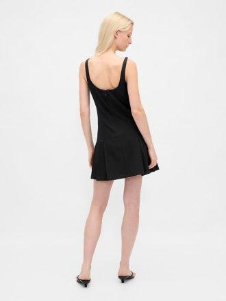 Plissiertes Minikleid mit eckigem Ausschnitt
