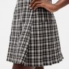 Plissiertes Minikleid mit eckigem Ausschnitt Plissiertes Minikleid mit eckigem Ausschnitt
