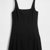 Plissiertes Minikleid mit eckigem Ausschnitt Plissiertes Minikleid mit eckigem Ausschnitt