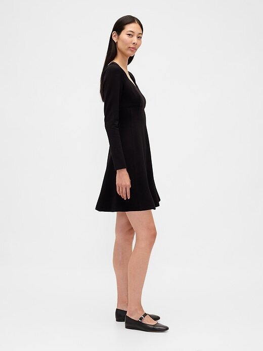 Ponte-Minikleid mit Herzausschnitt und Naht Ponte-Minikleid mit Herzausschnitt und Naht