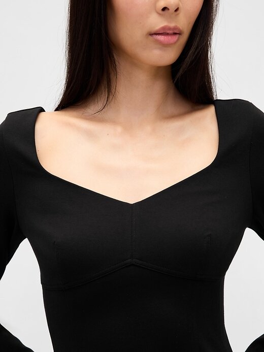 Ponte-Minikleid mit Herzausschnitt und Naht Ponte-Minikleid mit Herzausschnitt und Naht