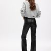 Schlaghose im 70er-Jahre-Stil aus veganem Leder mit hohem Bund Schlaghose im 70er-Jahre-Stil aus veganem Leder mit hohem Bund