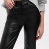 Schlaghose im 70er-Jahre-Stil aus veganem Leder mit hohem Bund Schlaghose im 70er-Jahre-Stil aus veganem Leder mit hohem Bund