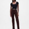 Schmale, gerade Cordjeans im Stil der 90er mit hohem Bund