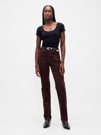 Schmale, gerade Cordjeans im Stil der 90er mit hohem Bund