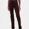 Schmale, gerade Cordjeans im Stil der 90er mit hohem Bund