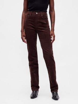 Schmale, gerade Cordjeans im Stil der 90er mit hohem Bund