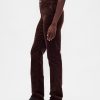 Schmale, gerade Cordjeans im Stil der 90er mit hohem Bund