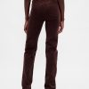Schmale, gerade Cordjeans im Stil der 90er mit hohem Bund