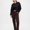 Schmale, gerade Cordjeans im Stil der 90er mit hohem Bund